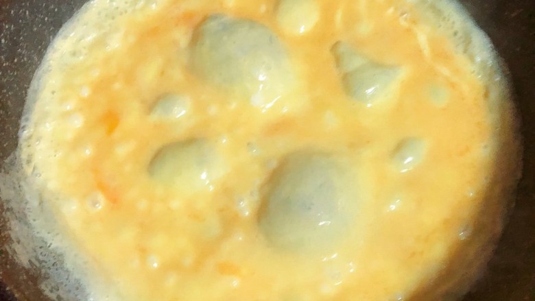 铁板日本豆腐,倒入鸡蛋液，(小火哦)差不多有冒大泡，基本定型了，就可以把炒菜锅里的豆腐倒到鸡蛋上面了