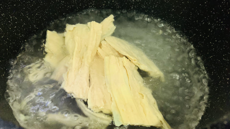 凉拌腐竹黄瓜,锅里加少许盐和油，煮开，捞下腐竹