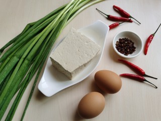 豆腐炒鸡蛋,准备所需食材。