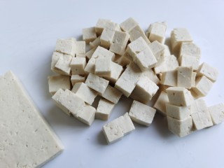 豆腐炒鸡蛋,豆腐随自己喜欢切成豆腐丁或豆腐条。
