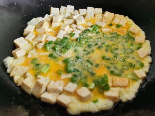 豆腐炒鸡蛋,然后倒入蛋液，快速翻炒。