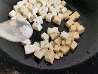 豆腐炒鸡蛋,加入焯水的豆腐，加入少许的食盐让豆腐有点咸味。