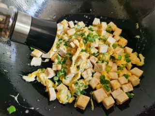 豆腐炒鸡蛋,加入一点胡椒粉。