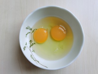 豆腐炒鸡蛋,鸡蛋打入碗中搅匀。