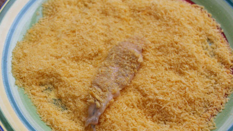 奥尔良日式凤尾虾,将虾肉沾一层面糊，然后裹上一层面包糠