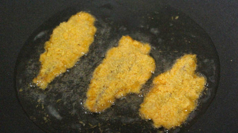 奥尔良日式凤尾虾,油锅烧热，中小火，将虾仁煎至两面金黄