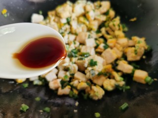 豆腐炒鸡蛋,再加入少许生抽和鸡精。