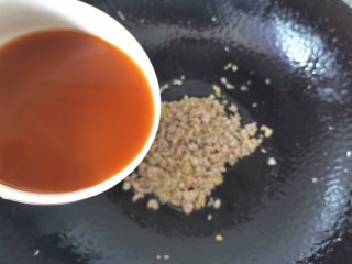 铁板日本豆腐,炒至肉末变色，倒入料汁烧至粘稠