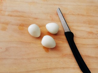红烧鹌鹑蛋,用小刀在每个鹌鹑蛋上 划2刀