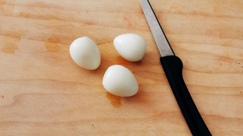 红烧鹌鹑蛋,用小刀在每个鹌鹑蛋上 划2刀