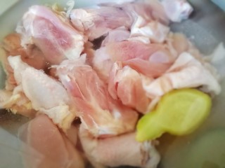 三黄鸡炖土豆,冷水下锅，放一片生姜，煮至水开。
