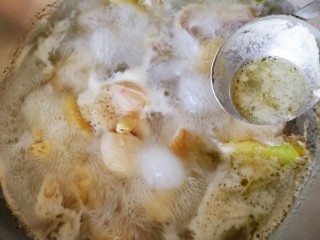 三黄鸡炖土豆,撇去浮沫，捞出控水。