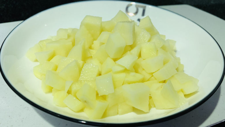 鹌鹑蛋焖土豆,切小粒