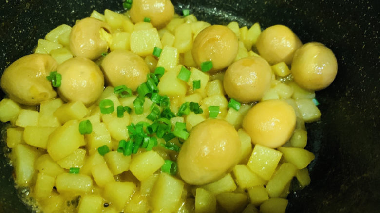 鹌鹑蛋焖土豆,撒葱粒