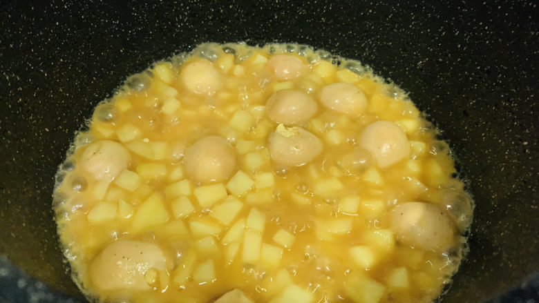 鹌鹑蛋焖土豆,大火汤汁煮稠