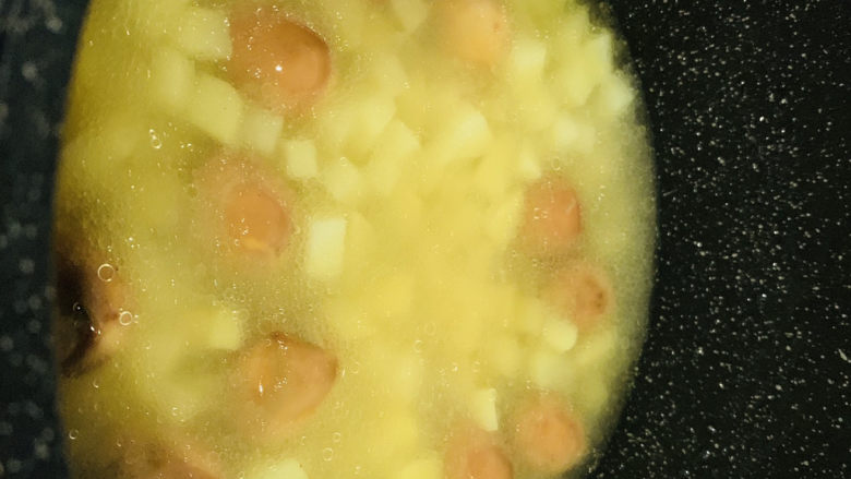 鹌鹑蛋焖土豆,大火煮开，我是用卤完的鹌鹑蛋，直接加入剥壳的鹌鹑蛋也一样