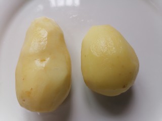 三黄鸡炖土豆,土豆洗干净去皮