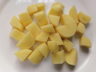 三黄鸡炖土豆,将土豆切成均匀的块状