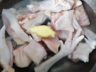 三黄鸡炖土豆,将鸡肉放入锅内焯水
