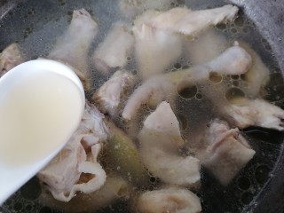 三黄鸡炖土豆,沸腾出沫后撇去浮沫加入一勺黄酒去腥然后再煮一会盛出