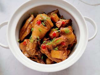 三黄鸡炖土豆,装盘撒上葱花辣椒点缀