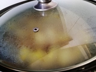 三黄鸡炖土豆,盖上盖子转中火。 炖至土豆翻沙，汤汁浓稠。