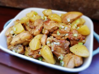 三黄鸡炖土豆,嫩嫩的鸡块，搭配绵软翻沙的土豆。