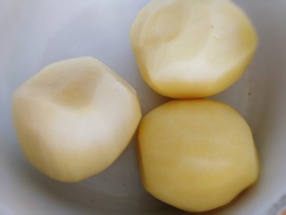 三黄鸡炖土豆,土豆去皮洗净。