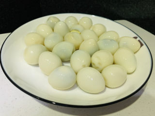 红烧鹌鹑蛋,剥壳后有些壳的碎片留在蛋壳上，用清水冲下