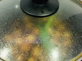 红烧鹌鹑蛋,盖住锅盖，中小火煮15分钟