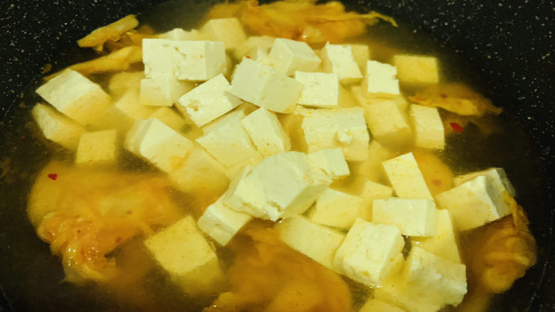 辣白菜豆腐汤,清水覆盖豆腐