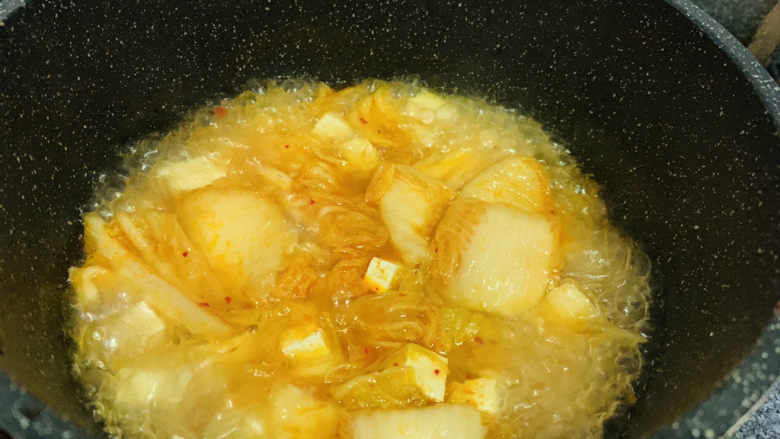 辣白菜豆腐汤,大火煮开，盖住锅盖煮三分钟