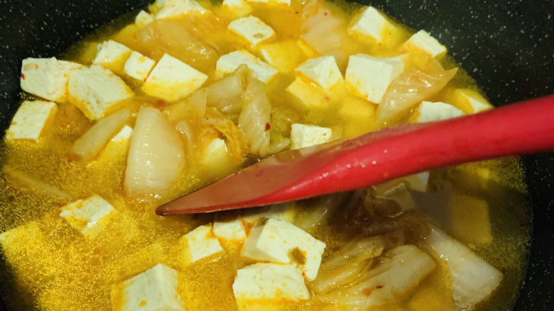 辣白菜豆腐汤,搅拌均匀