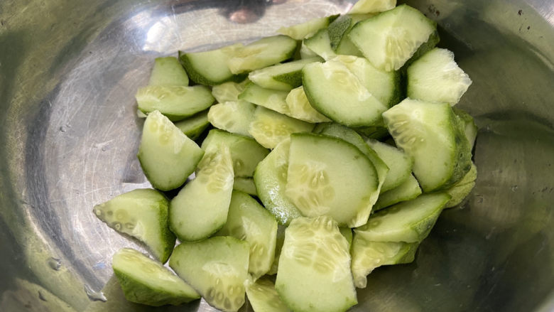 凉拌腐竹黄瓜,黄瓜切成小块，也可以按照你自己的喜欢切成想要的样子。