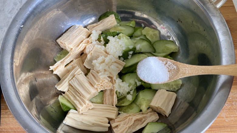 凉拌腐竹黄瓜,加入适量盐拌匀。