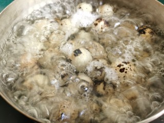红烧鹌鹑蛋,冷水下锅煮熟。
