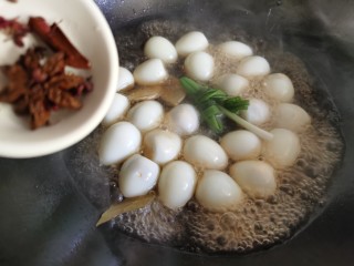 红烧鹌鹑蛋,放入葱结和姜片，加入花椒八角。