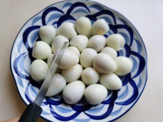 红烧鹌鹑蛋,煮好的鹌鹑蛋剥去蛋皮，用小刀在鹌鹑蛋表面轻轻地划上几刀，让鹌鹑蛋更好的入味。注意刀口一定不要割得太深，以免鹌鹑蛋裂开。