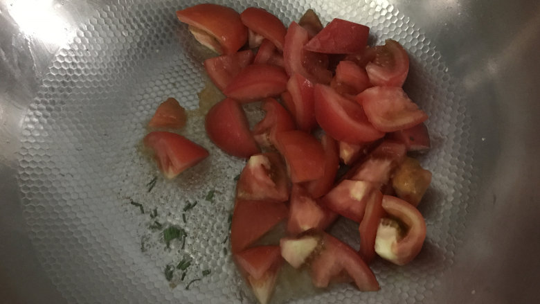 番茄炒丝瓜,重新放油，下葱花煸香，再放入番茄