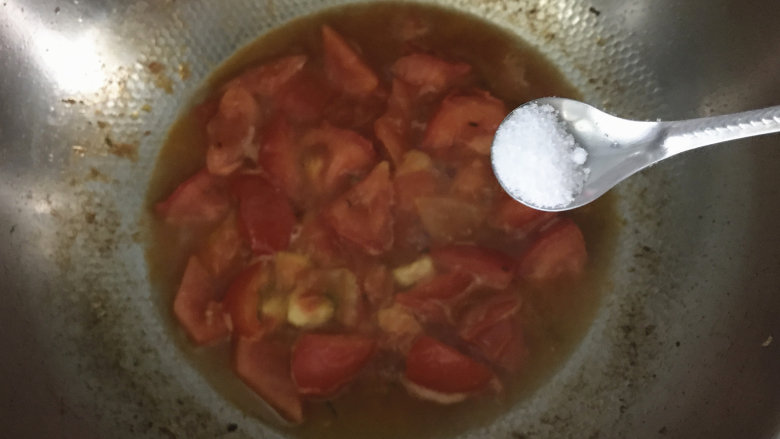 番茄炒丝瓜,煸炒出汁后，加入少许清水和食盐