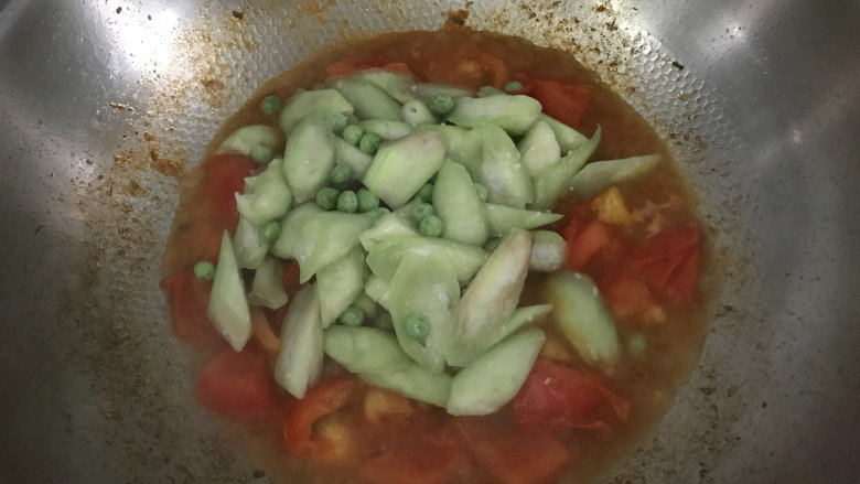 番茄炒丝瓜,烧开后，将丝瓜和豌豆重新入锅
