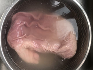 凉拌猪肚丝,清水里浸泡清洗。