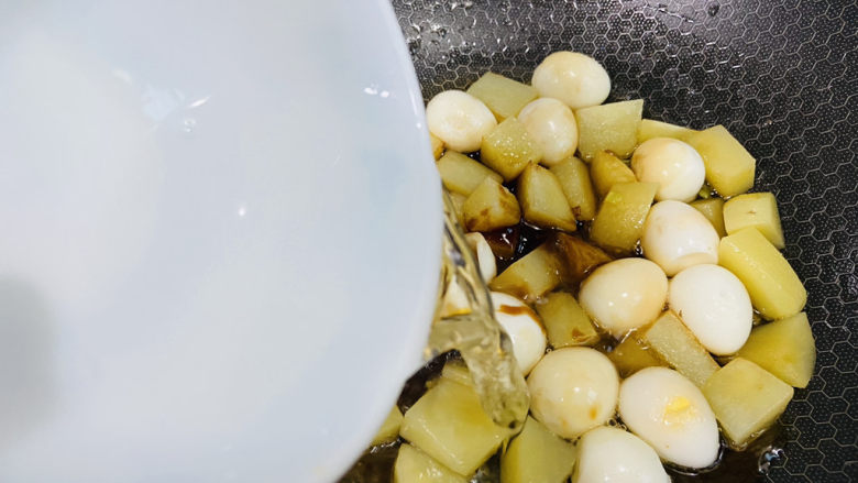 鹌鹑蛋焖土豆,加入一碗热水