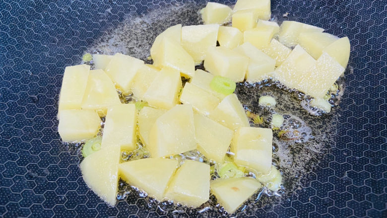 鹌鹑蛋焖土豆,小火煎至两面金黄色