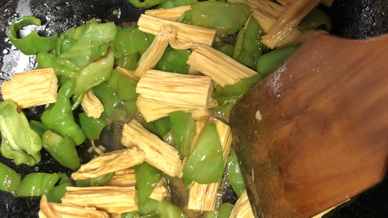 青椒炒腐竹,加入调味品继续翻炒。