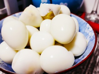 红烧鹌鹑蛋–香辣可口,剥去鹌鹑蛋的外壳