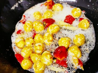 红烧鹌鹑蛋–香辣可口,倒入炸好的鹌鹑蛋