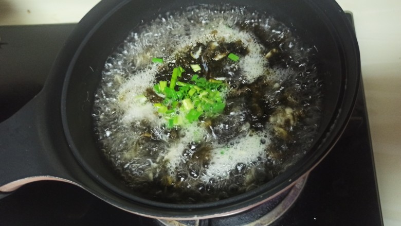 紫菜虾皮汤,再次煮开就可以了，撒点葱花就好了
