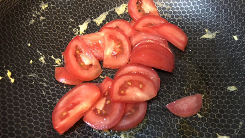 番茄炒丝瓜,锅内再加一点油，放入切片的西红柿