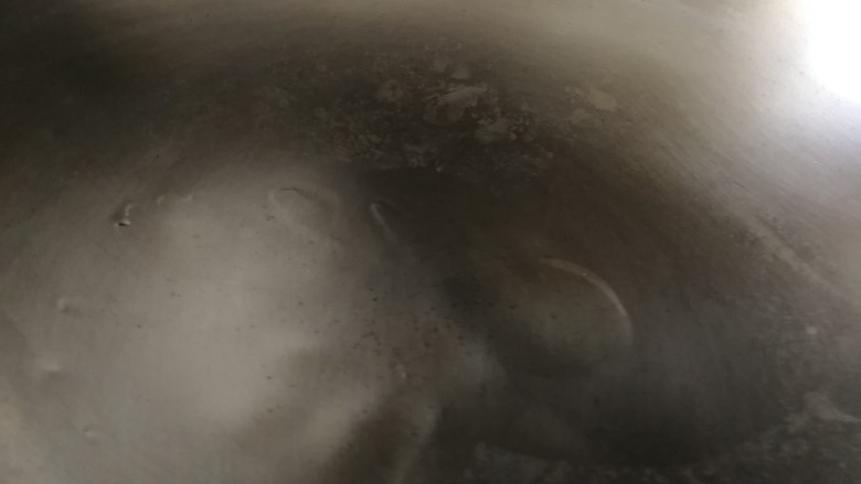 紫菜虾皮汤,热锅倒入少量的油。